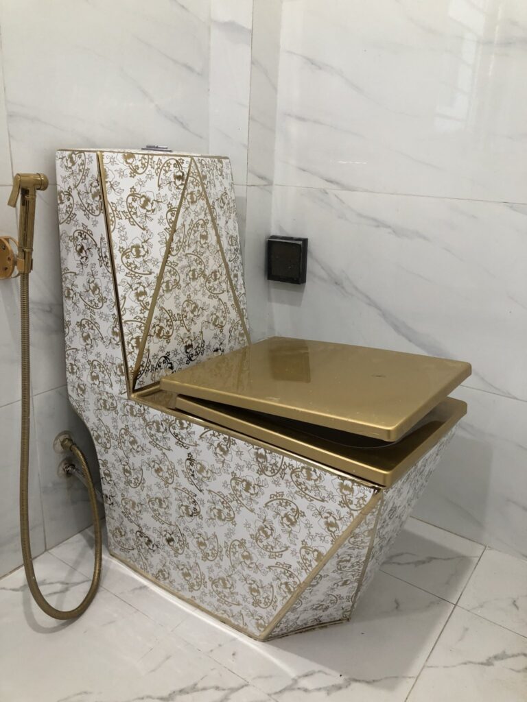 Bệt vệ sinh liền khối hoa văn dát vàng – Phong cách Tân cổ điển cao cấp