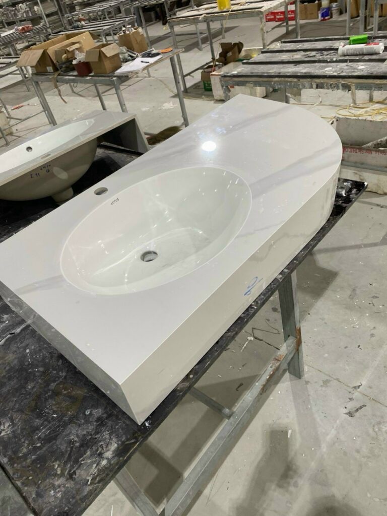 Lavabo Đúc Liền Khối Hình Bán Nguyệt Cao Cấp(Màu Trắng Lotus).